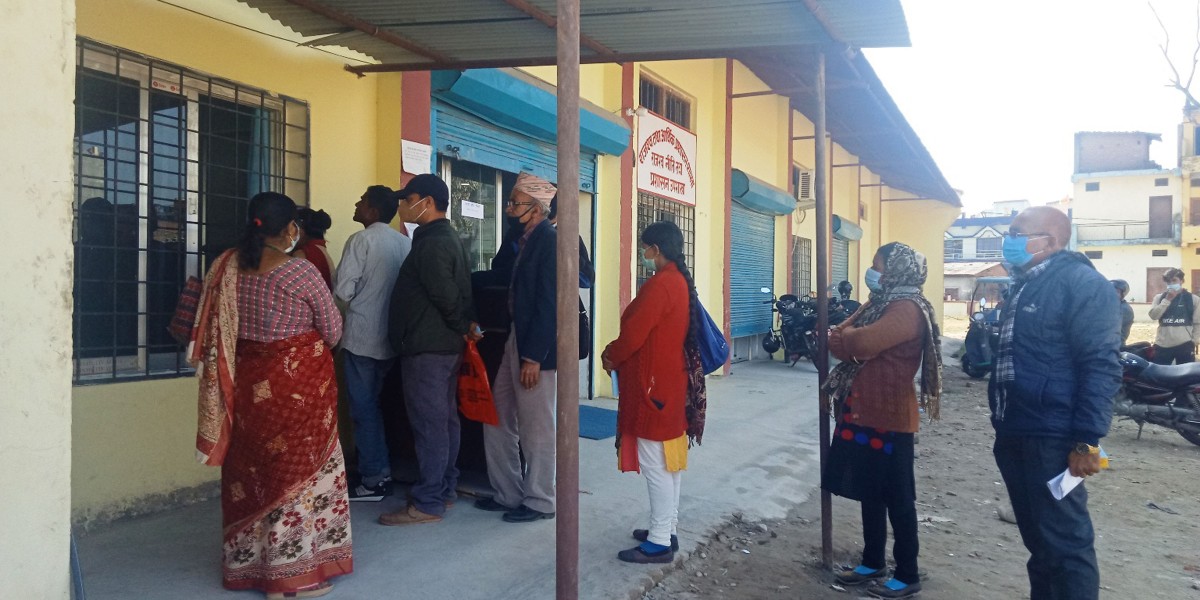 कर बुझाउन लामबद्ध नगरबासी