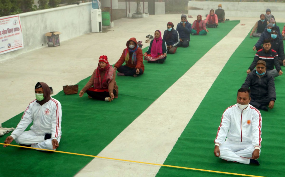 योग दिवसमा योग गर्दै नागरिक