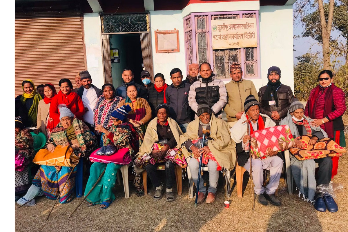 ज्येष्ठ नागरिकलाई न्यानो कपडा