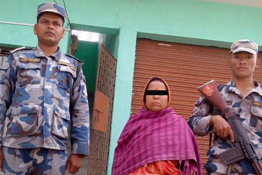 स्रोत नखुलेको रकमसहित महिलाहरु पक्राउ 