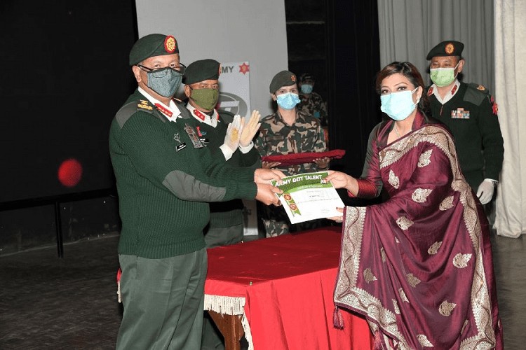 ‘आर्मी गट ट्यालेण्ट’  विजेतालाई प्रधान सेनापति पूर्णचन्द्र थापाले विजेतालाई पुरस्कार प्रदान 