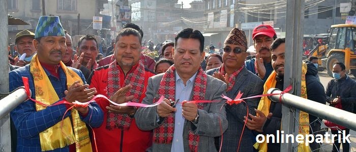 ग्वार्को पुलको दायाँ बायाँ पैदल यात्रुलाई ट्रस पुल