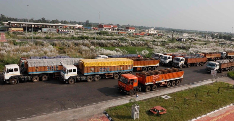 धान बोक्ने ट्रकमा १ करोडको कपडा बरामद 