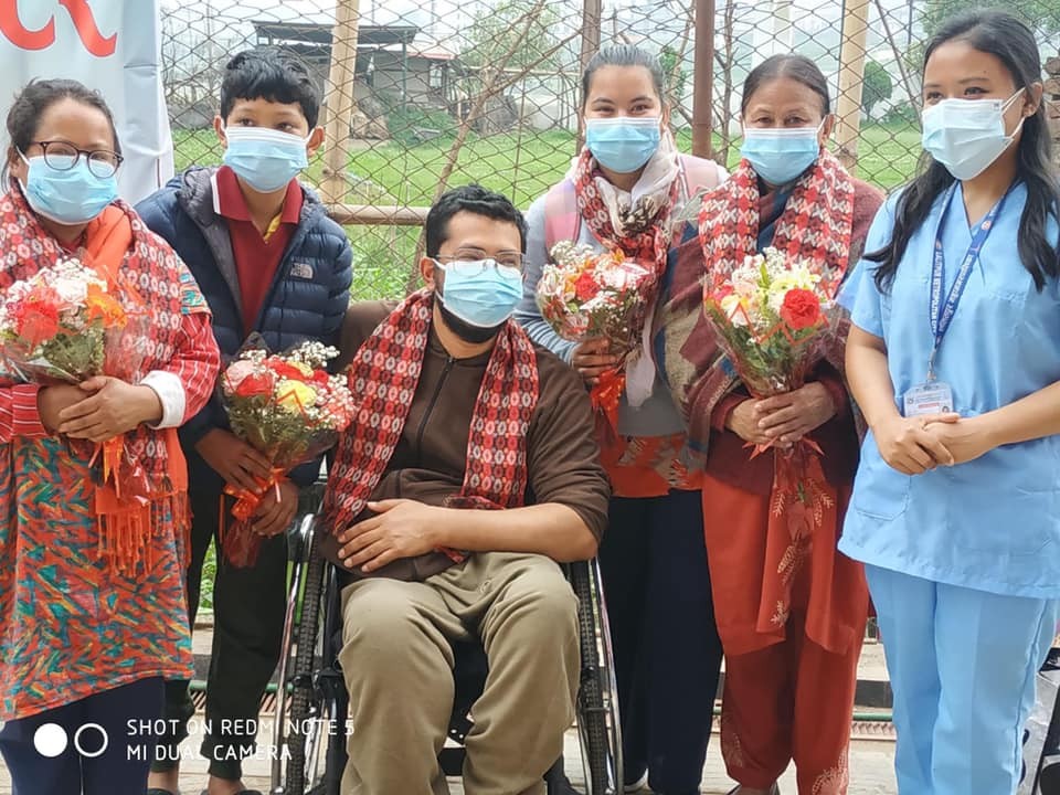 कोभिडलाई जितेर १३ जना मुस्कुराउँदै घरतिर : आत्मबल बाँड्दै चिरीबाबु