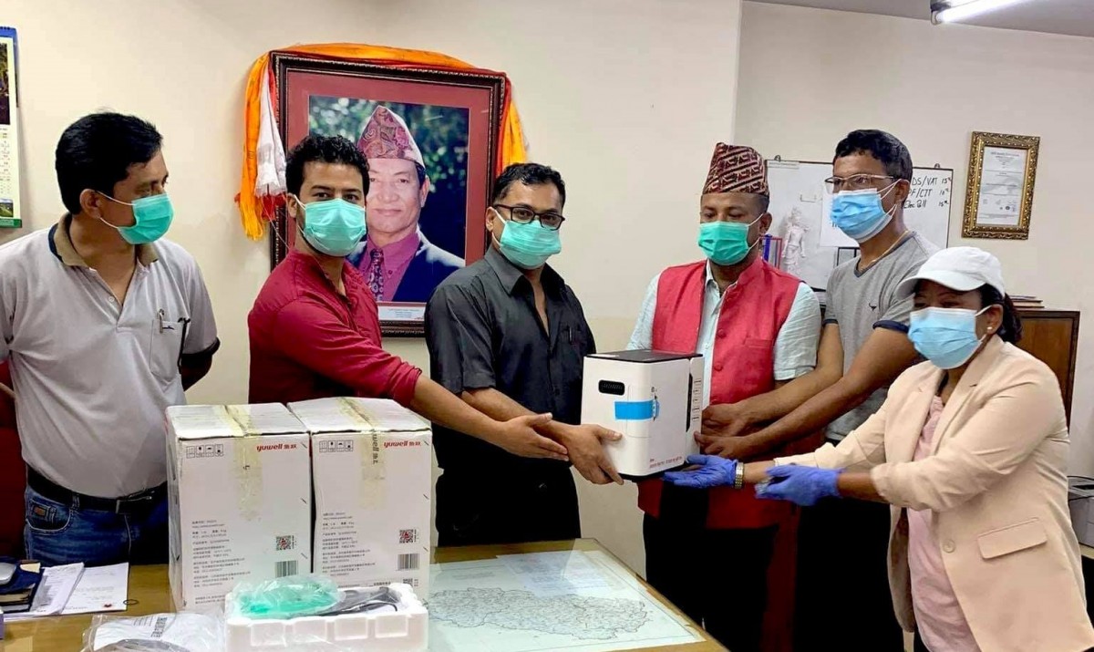 ग्रामीण भेगका स्वास्थ्य केन्द्रलाई लक्ष्मण बाबु ट्रष्टको कोसेली