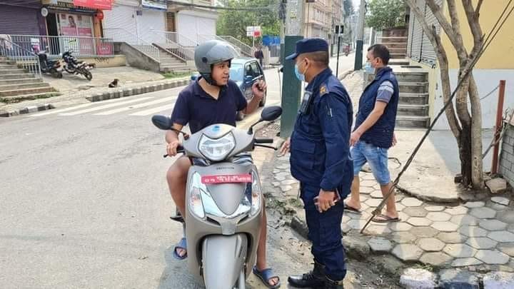 कोरोना छेक्न बढ्यो कडाई : ललितपुर प्रहरीको 'सरप्राइज चेकिङ' 
