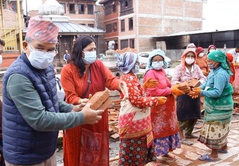 रातो मच्छिन्द्रनाथको गाउँमा चाइनिज ईट्टा बोक्दै चिरीबाबु
