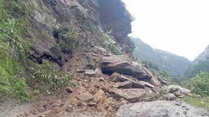 पहिरोका कारण जयपृथ्वी राजमार्ग अवरुद्ध