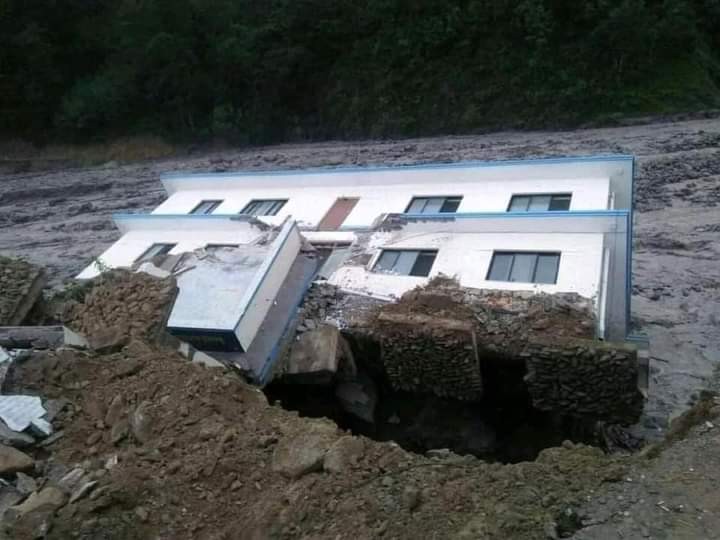 बाढीले बगायो प्रहरीको व्यारेक