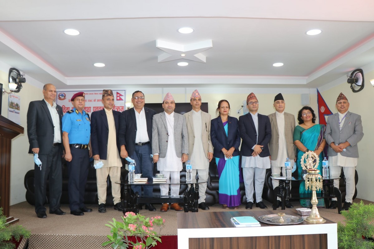 मकवानपुरका सिडिओ पाण्डे मख्ख