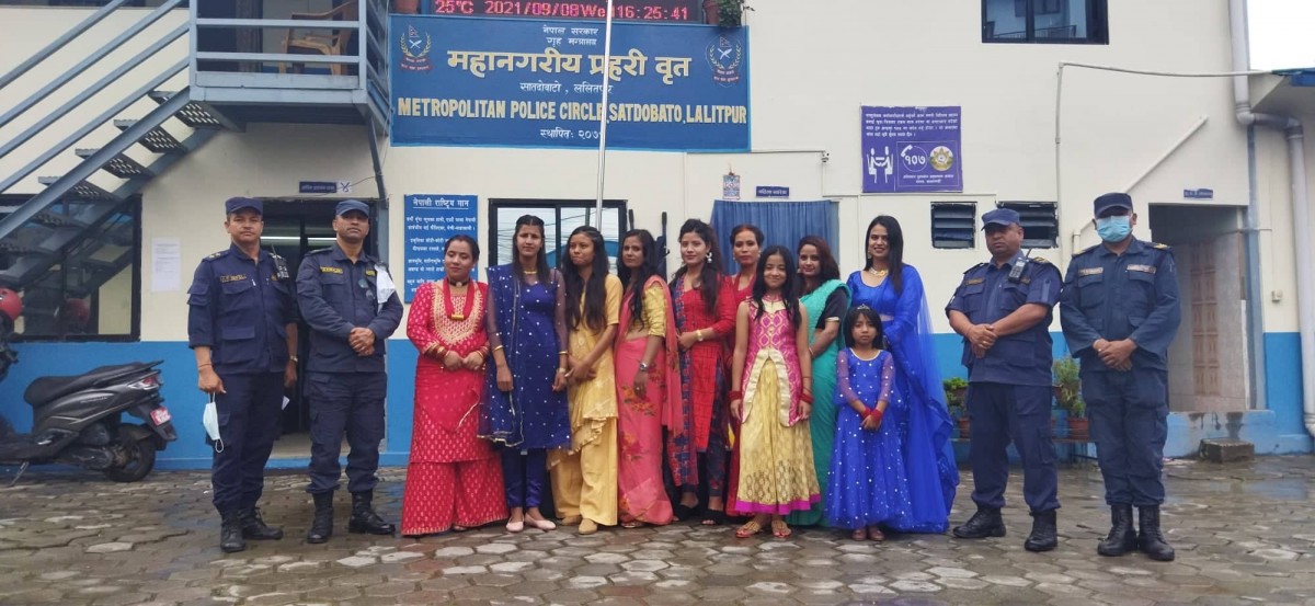 प्रहरी अड्डामा महिला प्रहरी मुसुक्क