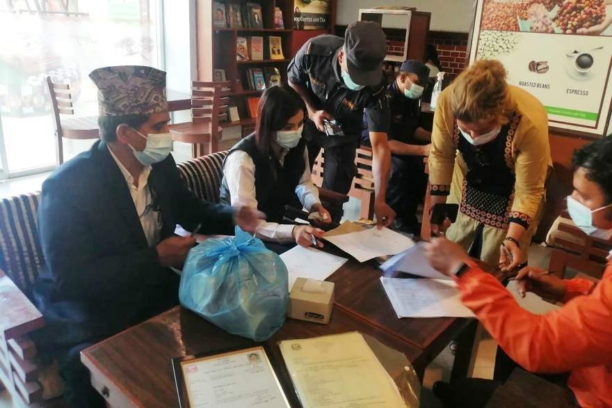 स्वास्थ्यमा खेलवाड गर्नेहरुमाथि ललितपुरको अनुगमन टोलीको आकस्मिक ताकेता