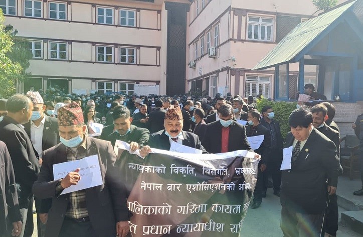 अदालतको ढोकैमा कालो कोटधारी च्याप्पै