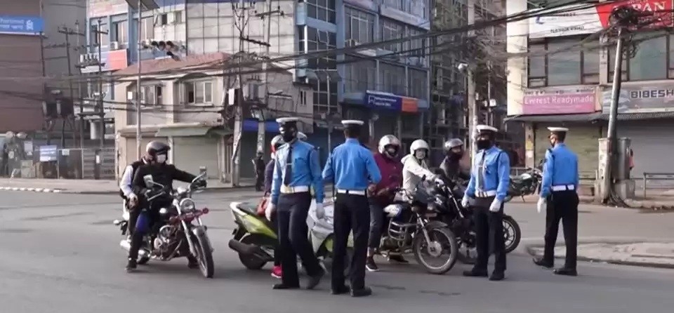 ट्राफिकको फन्दामा सवारी चालक
