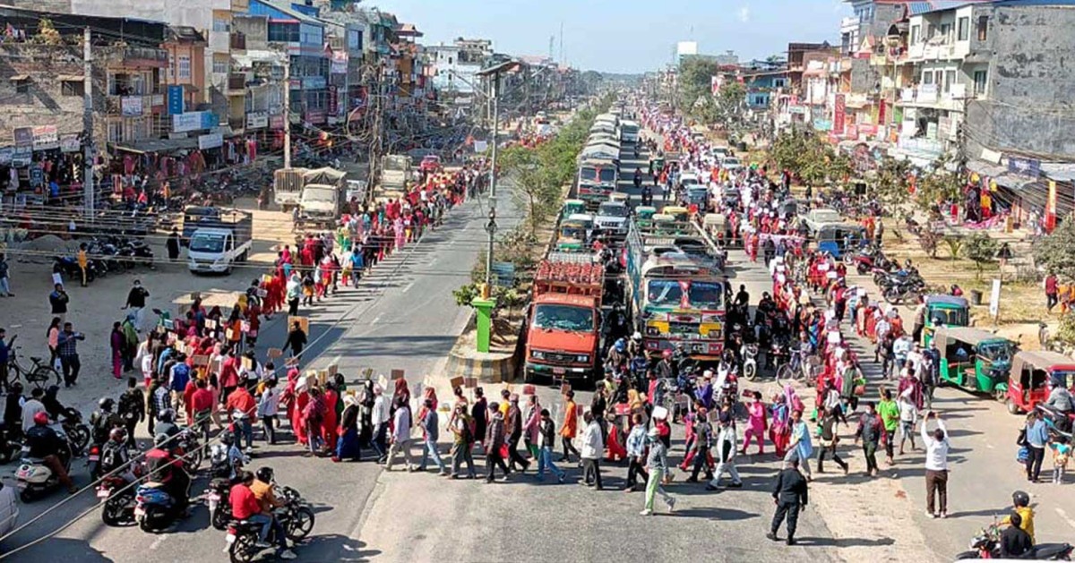 चितवनमा  सुकुमबासीको प्रदर्शनः लालपुर्जा माग्दै