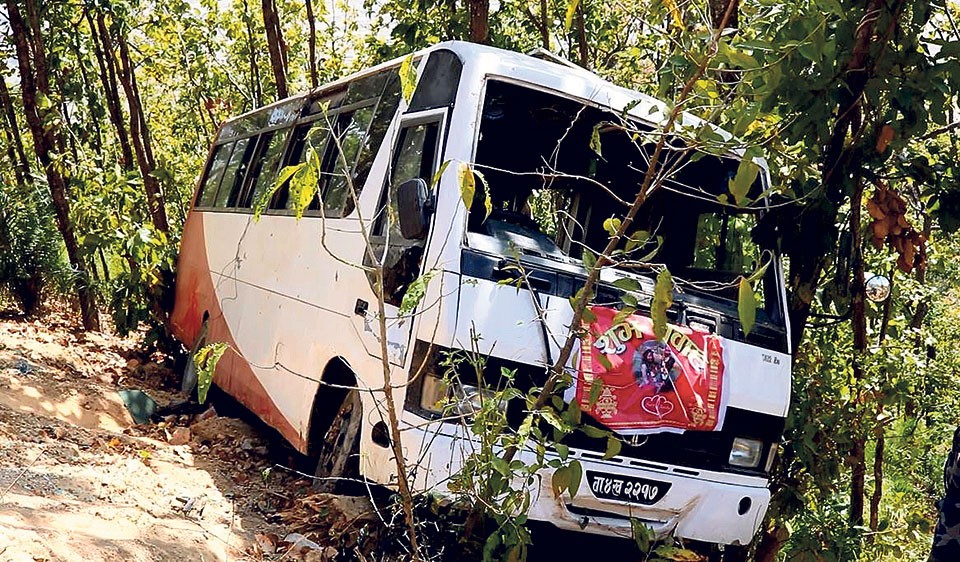 जन्ती सबार बस पल्टिँदा चालकको मृत्यु, ८ जना घाइते