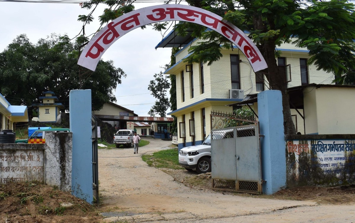 पर्वत अस्पतालमा रु दुई करोड बराबरका स्वास्थ्य उपकरण हस्तान्तरण
