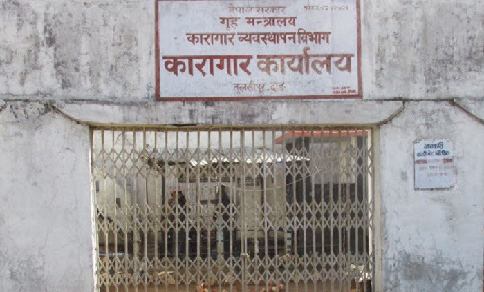 प्रहरीकै मोटरसाइल लिएर कैदी फरार