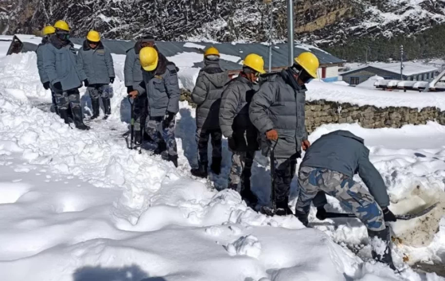  हिउँमा फसेका १४ मजदुर उद्धार गरिदै