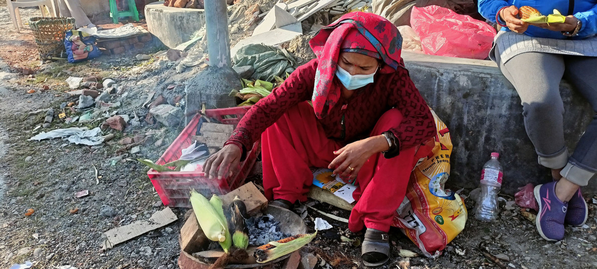 सडकमा बेमौसमी मकै व्यापार