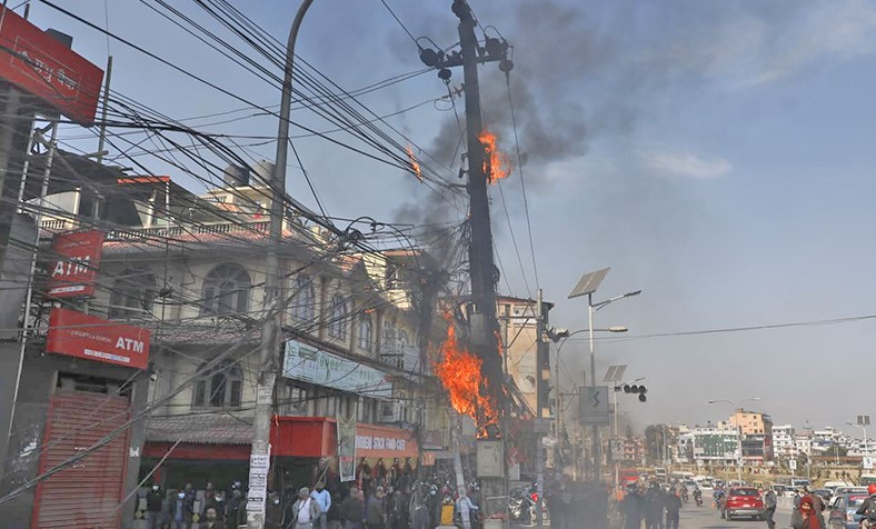 तिनकुनेस्थित बिजुलीको पोलमा आगलागी