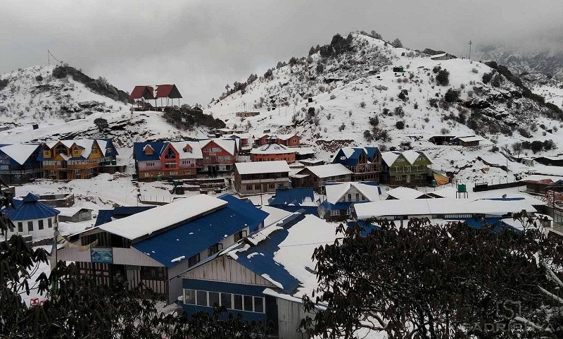कालीञ्चोकमा हिउँ खेल्नेको भीड