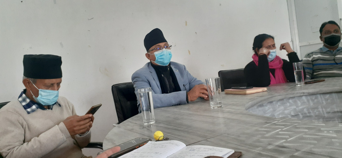 सुकुम्बासी र भूमिहीन मानिसको हातमा  लालपुर्जा 