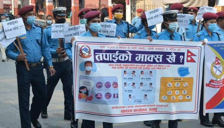 मास्क खोज्दै सडकमा प्रहरीको हुल
