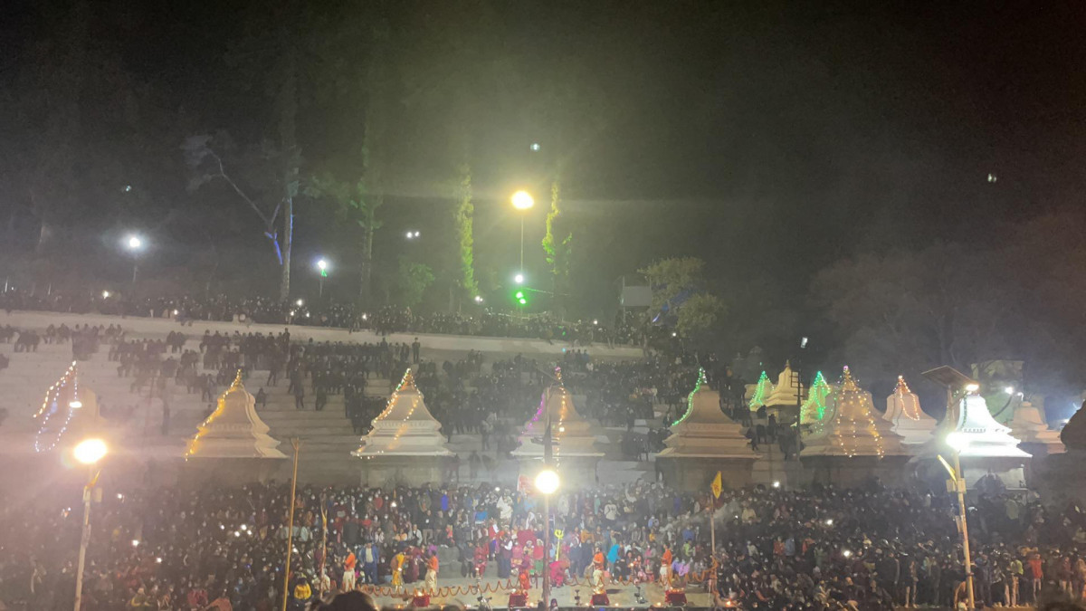 पशुपतिमा दर्शनार्थीको भीडले पुलको पर्खाल भत्कियो, दुई घाइते