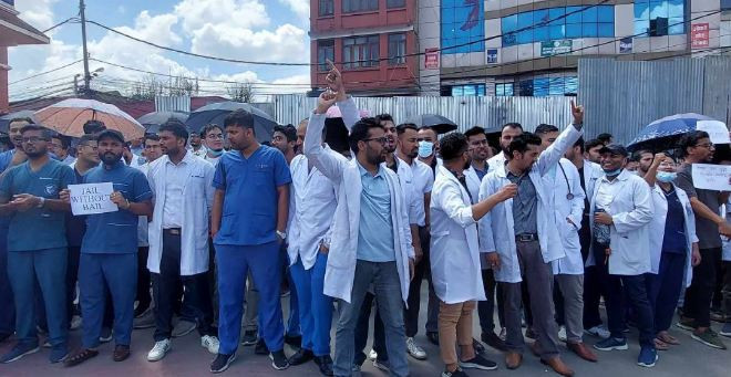 चिकित्सकहरू पनि विरोध प्रदर्शनमा